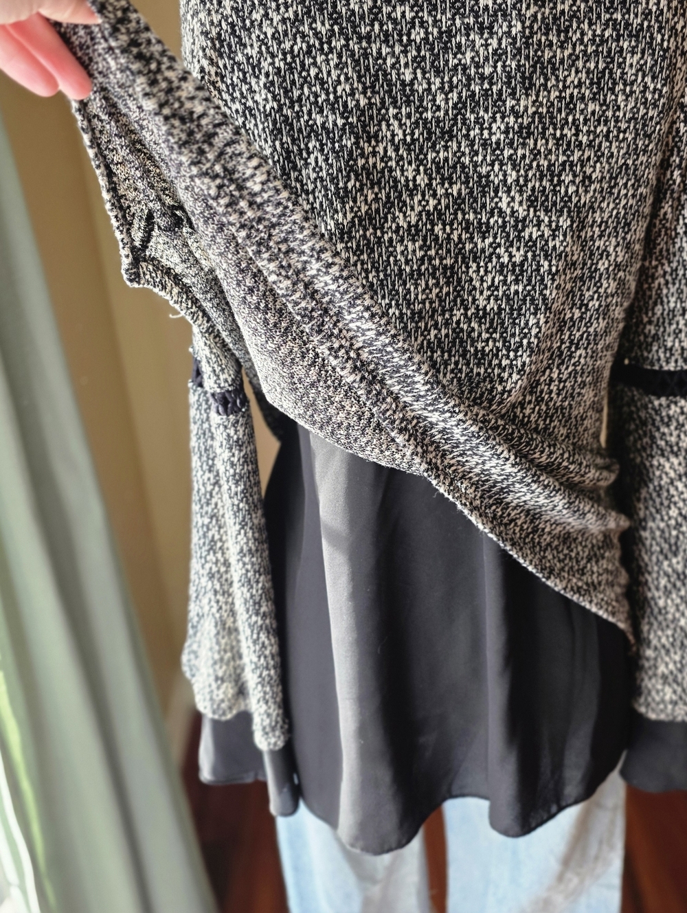 Design Lab Lord & Taylor Bell Sleeve Sweater - Size Medium -Flawless Piece - Picture 9 of 12